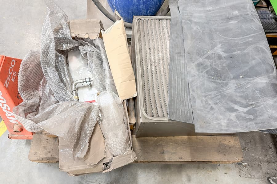Palette mit Abluftkomponenten